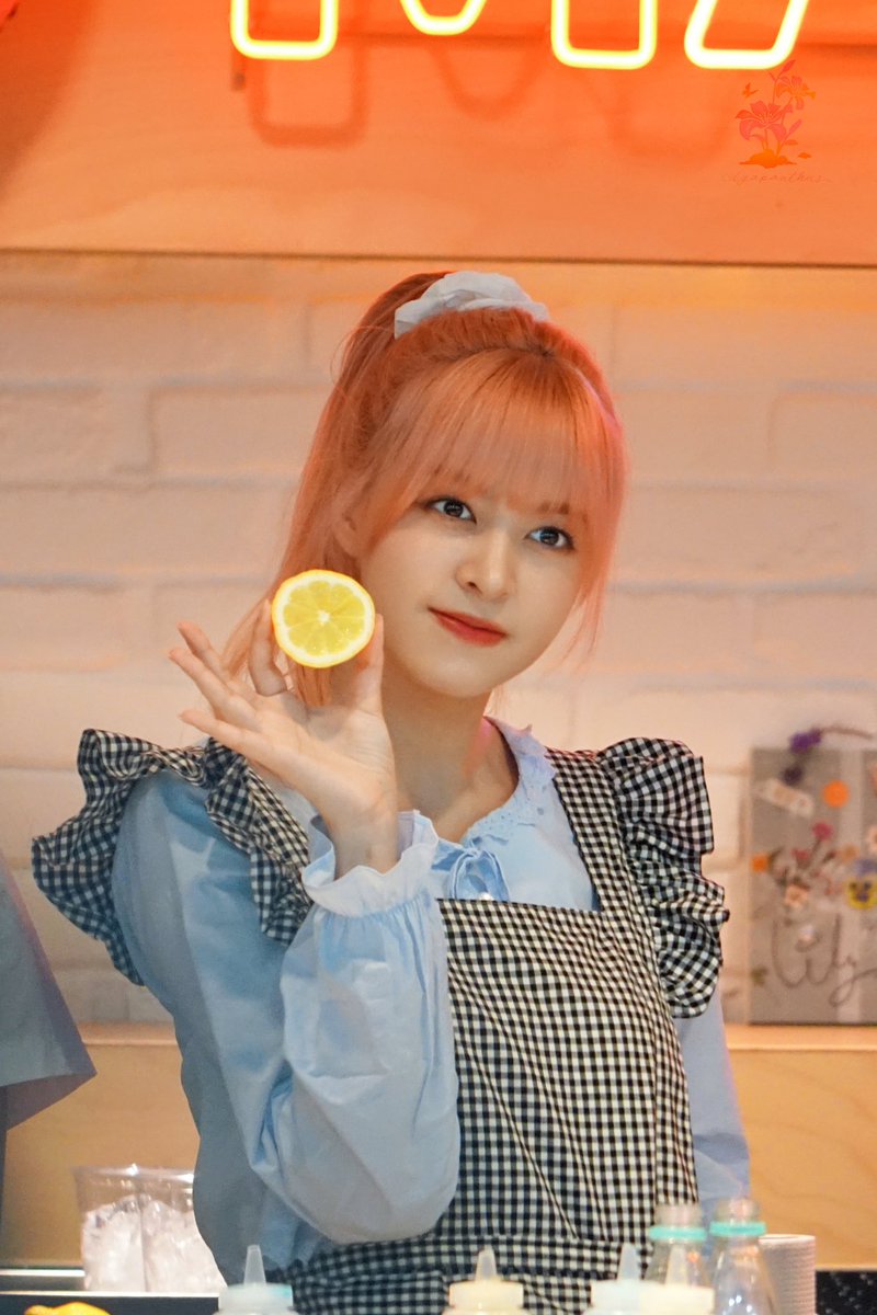 AgapanthusDream's tweet photo. Maybe in the Picture1
Lilym wants to do the finger- guessing with me？
I will make the scissors gesture！

In the Picture2
I think she looks like a kitten who has discovered something new.ㅋㅋㅋ
Has my love been found！？

#NMIXX  #엔믹스 #릴리 #LILY https://t.co/qvS5AIIyG5