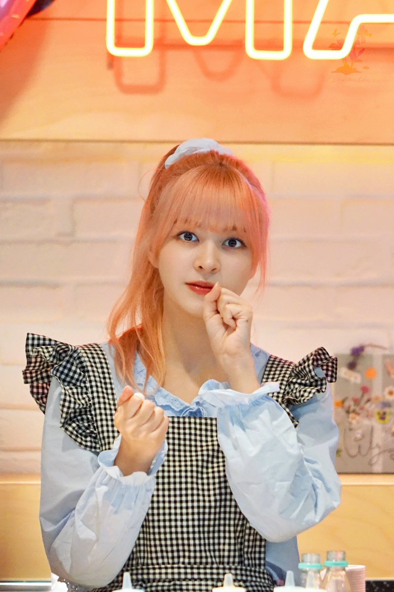 AgapanthusDream's tweet photo. Maybe in the Picture1
Lilym wants to do the finger- guessing with me？
I will make the scissors gesture！

In the Picture2
I think she looks like a kitten who has discovered something new.ㅋㅋㅋ
Has my love been found！？

#NMIXX  #엔믹스 #릴리 #LILY https://t.co/qvS5AIIyG5