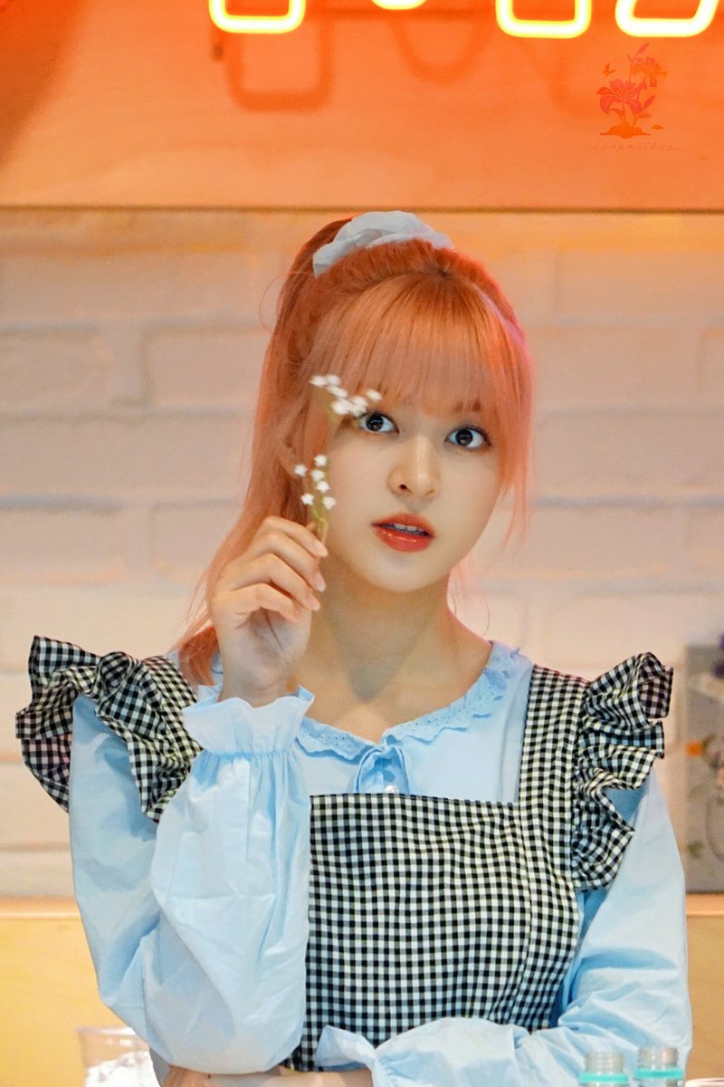 AgapanthusDream's tweet photo. Maybe in the Picture1
Lilym wants to do the finger- guessing with me？
I will make the scissors gesture！

In the Picture2
I think she looks like a kitten who has discovered something new.ㅋㅋㅋ
Has my love been found！？

#NMIXX  #엔믹스 #릴리 #LILY https://t.co/qvS5AIIyG5