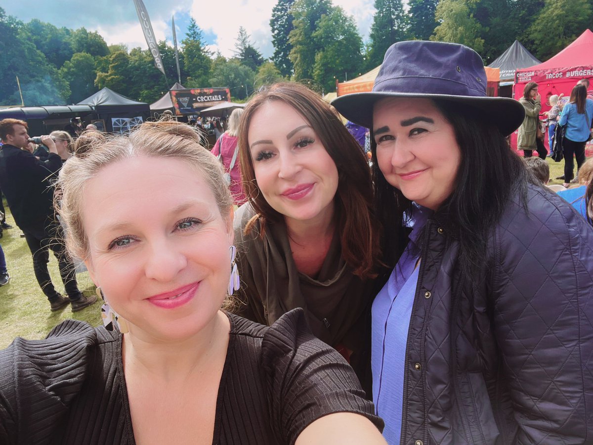 elainefitzp's tweet image. #foodiesfestivalglasgow2023 @joannewarwick5 @julie_harrigan 🥰🐶🐶🌞#howtosavealife 🥰