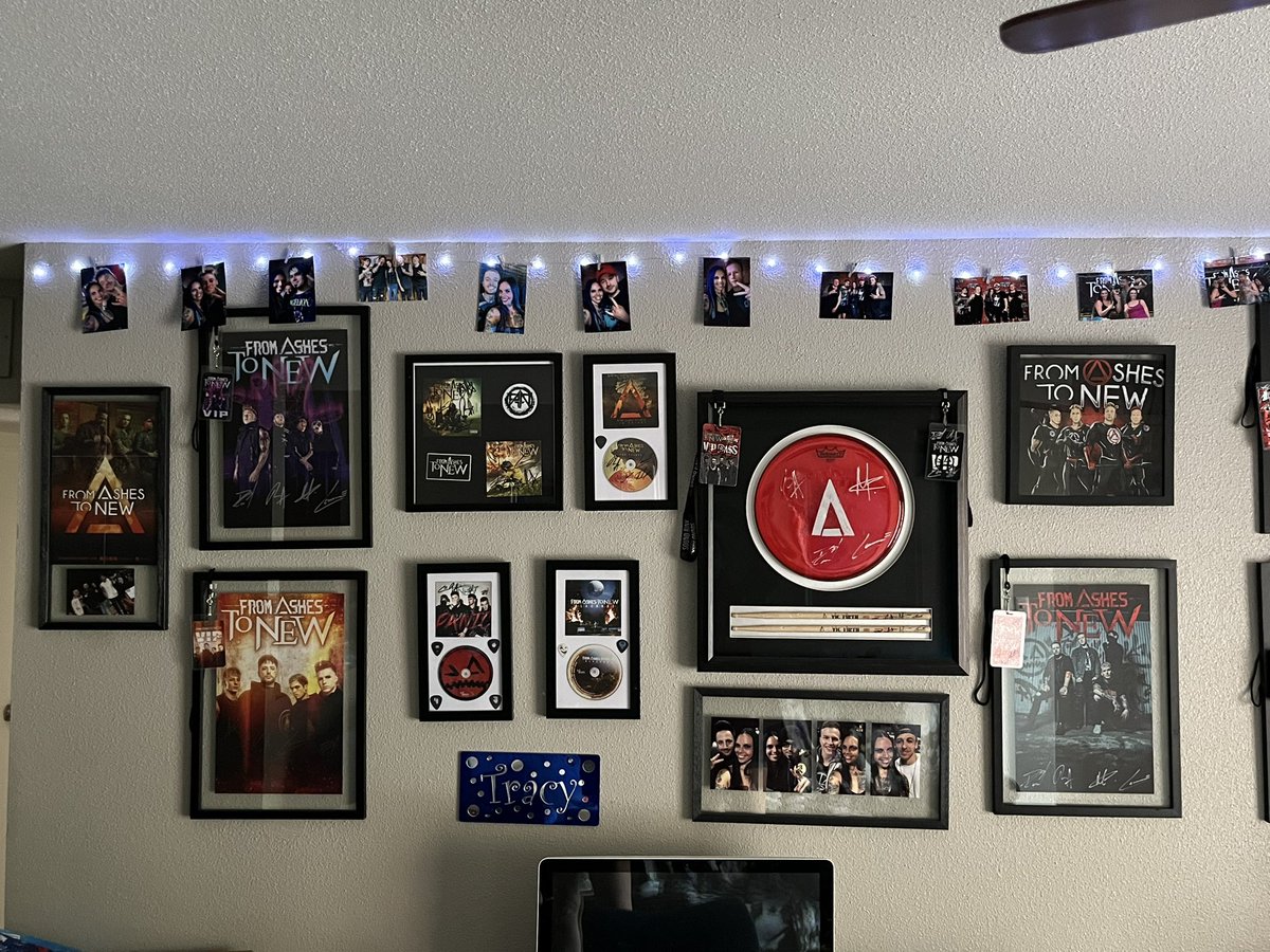 SardesonTracy's tweet photo. Just added more to my @FromAshestoNew wall. Their new album, and the new VIP poster I just got. I also added the pictures on the light strip. 🙃🖤🤘🏻
#MyWorkSpace #FanGirl #FromAshesToNew #MyYearsOfCollection https://t.co/d1sk3Q2Imp