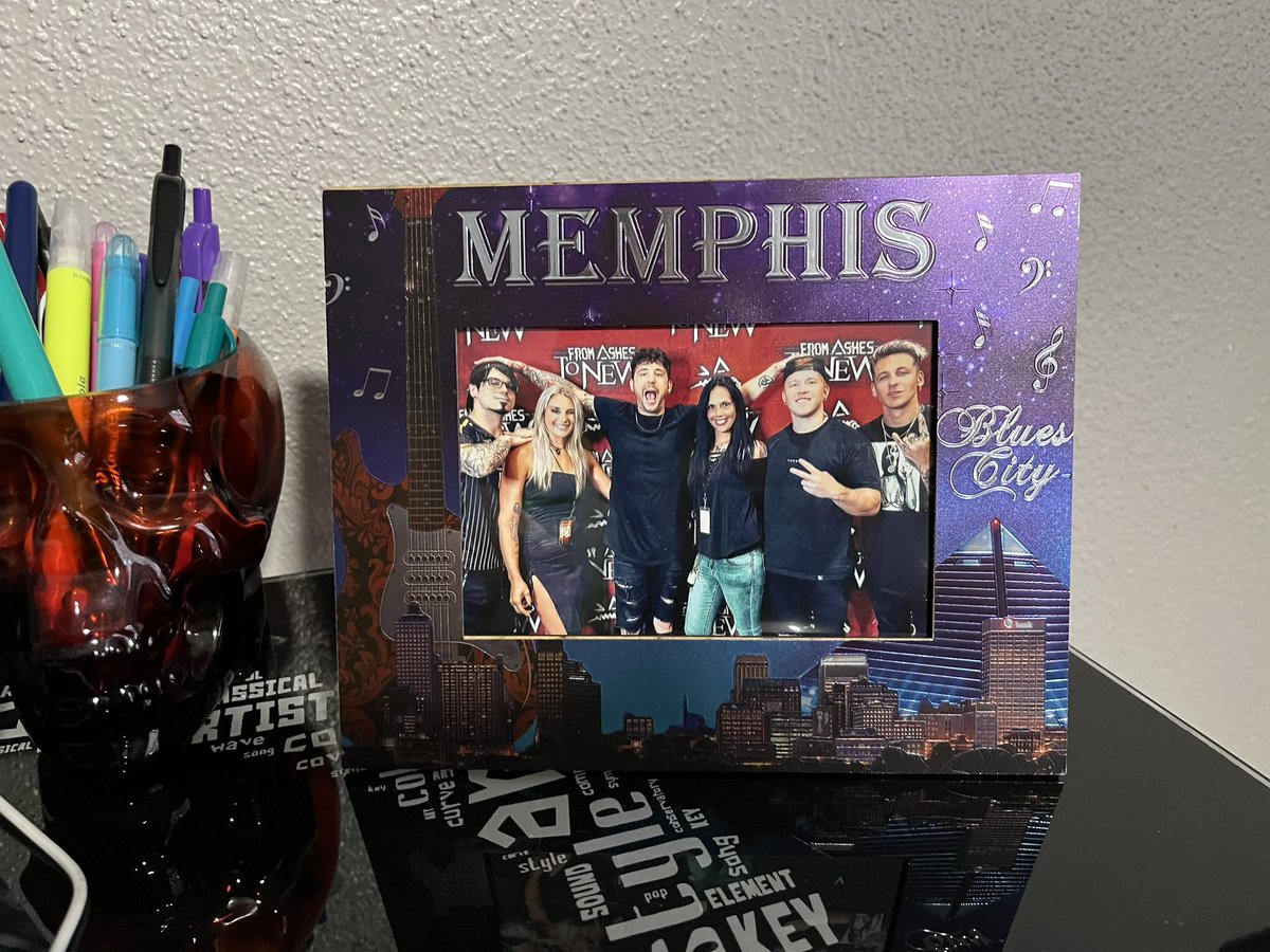 SardesonTracy's tweet photo. Just added more to my @FromAshestoNew wall. Their new album, and the new VIP poster I just got. I also added the pictures on the light strip. 🙃🖤🤘🏻
#MyWorkSpace #FanGirl #FromAshesToNew #MyYearsOfCollection https://t.co/d1sk3Q2Imp