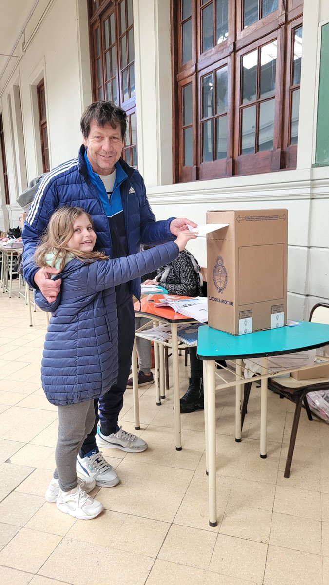 Con la alegría de siempre, la responsabilidad en la conciencia y el derecho inclaudicable de votar,  acompañado, intentando transmitir en generaciones futuras el espíritu democrático y el legado de siempre elegir.
#EleccionesGenerales2023 
#EleccionesArgentina  
#Democracia  🇦🇷