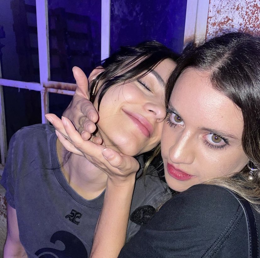juliantina_21's tweet photo. que afortunada es fabis 

HAPPY 31 BÁRBARA 
@barbara_lopez21 https://t.co/jf7owZfxqm