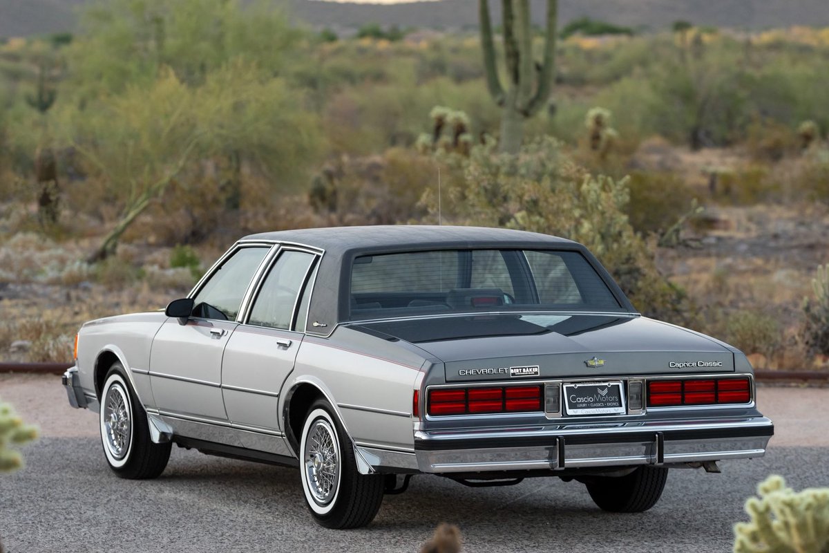 من النوادر ✨ :
شفرولية كابريس Classic Brougham موديل 1986 شبه جديد ، ممشاه 2900 ميل ( 4640 كيلو ) ، المحرك V8 سعة 5.0 لتر مع جير 4 سرعات اوتوماتيكي .