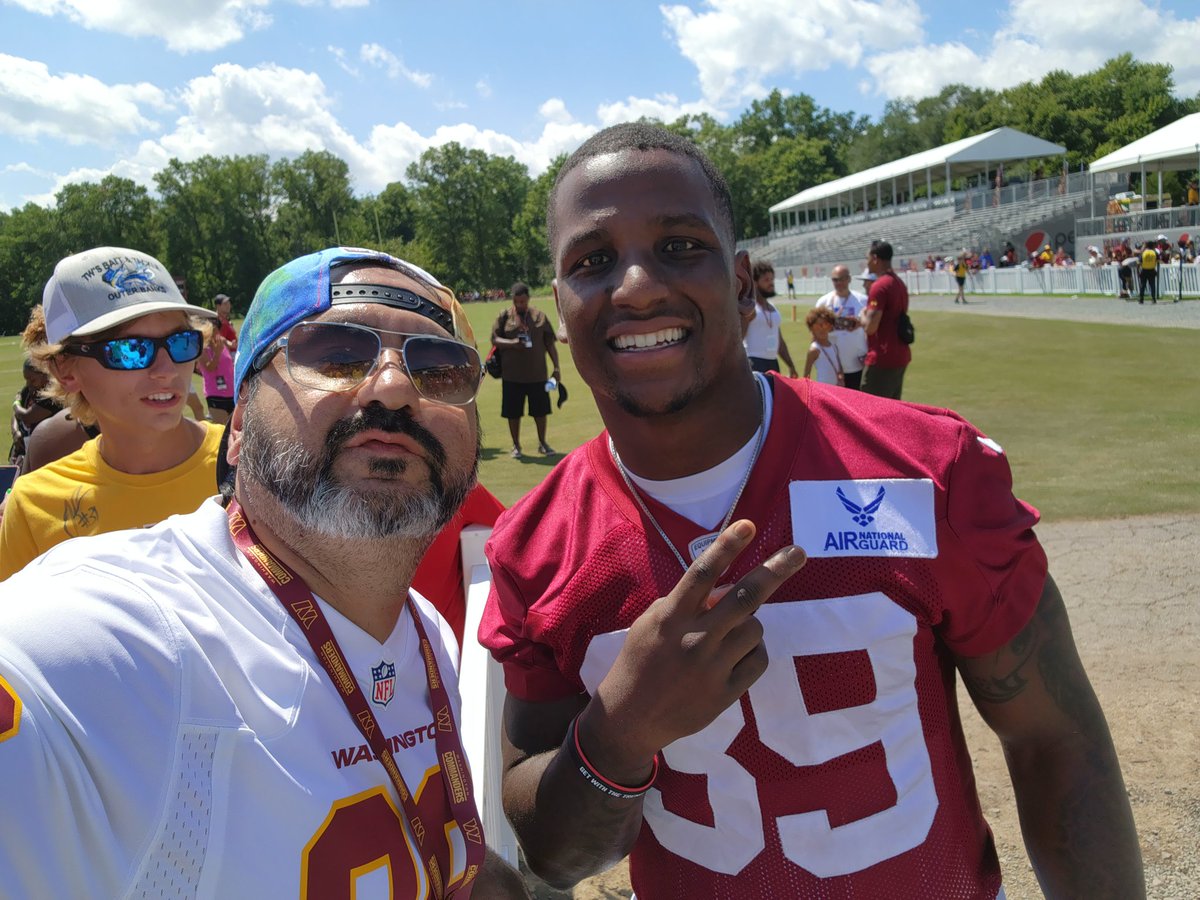 oskie1kenobi's tweet photo. @DEERSnBEERS ran into your guy he said what's up @JR1ERA thank you for the pictures. #httc #HTTR #trainingcamp. The sun π was blazing https://t.co/6LaJn3aZxK