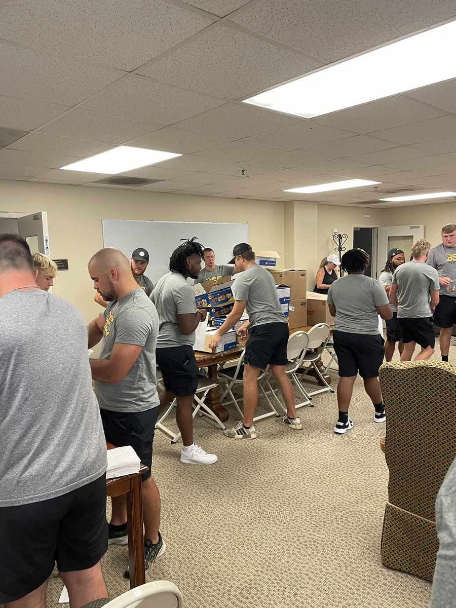 BSCFootball's tweet photo. Southern Service Day: Panther players packing food bags, clothing and supplies for Food for Our Journey #YeahPanthers | #Excellence | #Strik2the4nvil | #GiveBack https://t.co/mlAZo3xJne