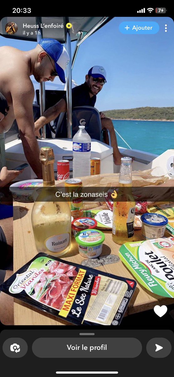 Bennocap's tweet photo. MDDRRRR les viande halal entouré de bouteilles d’alcool https://t.co/icfGCjosgU