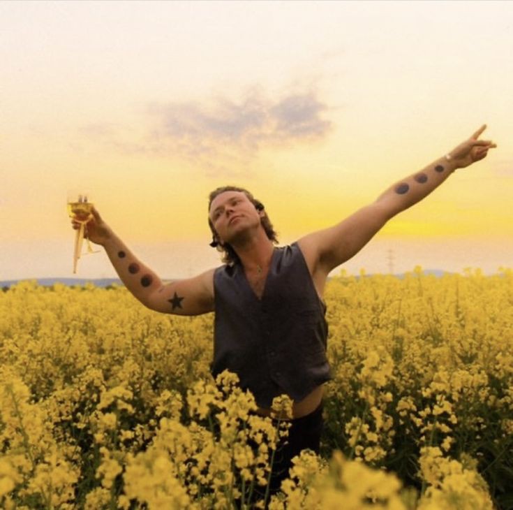 best_of_afi's tweet photo. Ashton irwin and flowers a short thread https://t.co/JbcVO4UXAz