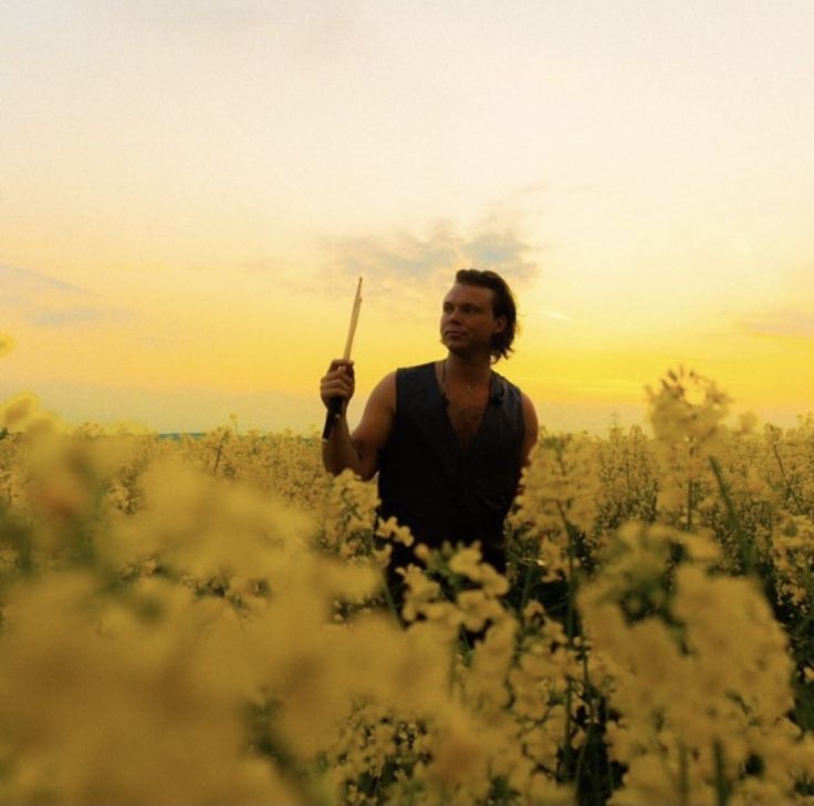 best_of_afi's tweet photo. Ashton irwin and flowers a short thread https://t.co/JbcVO4UXAz