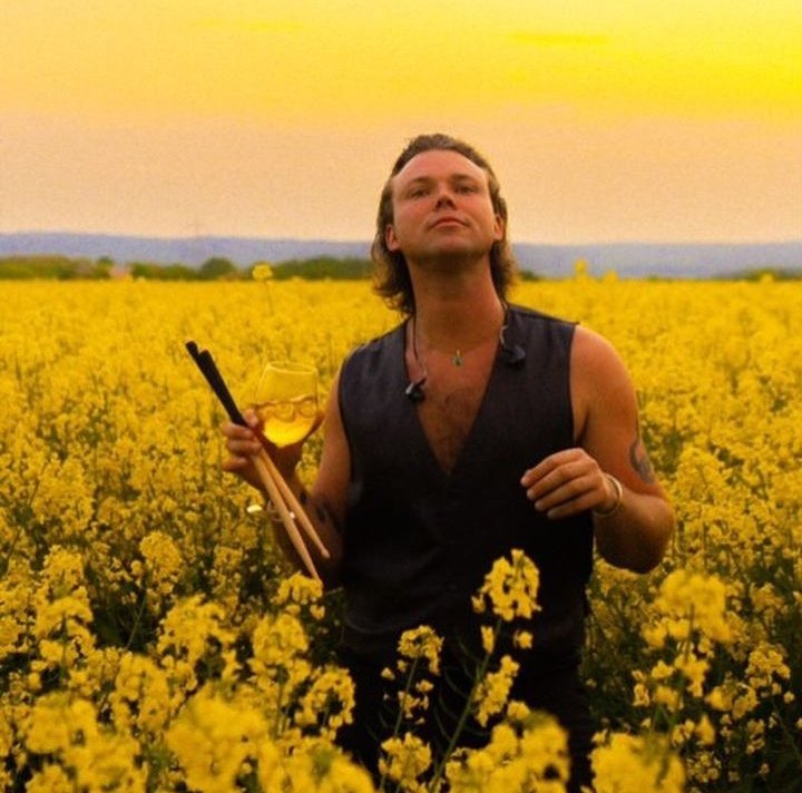 best_of_afi's tweet photo. Ashton irwin and flowers a short thread https://t.co/JbcVO4UXAz