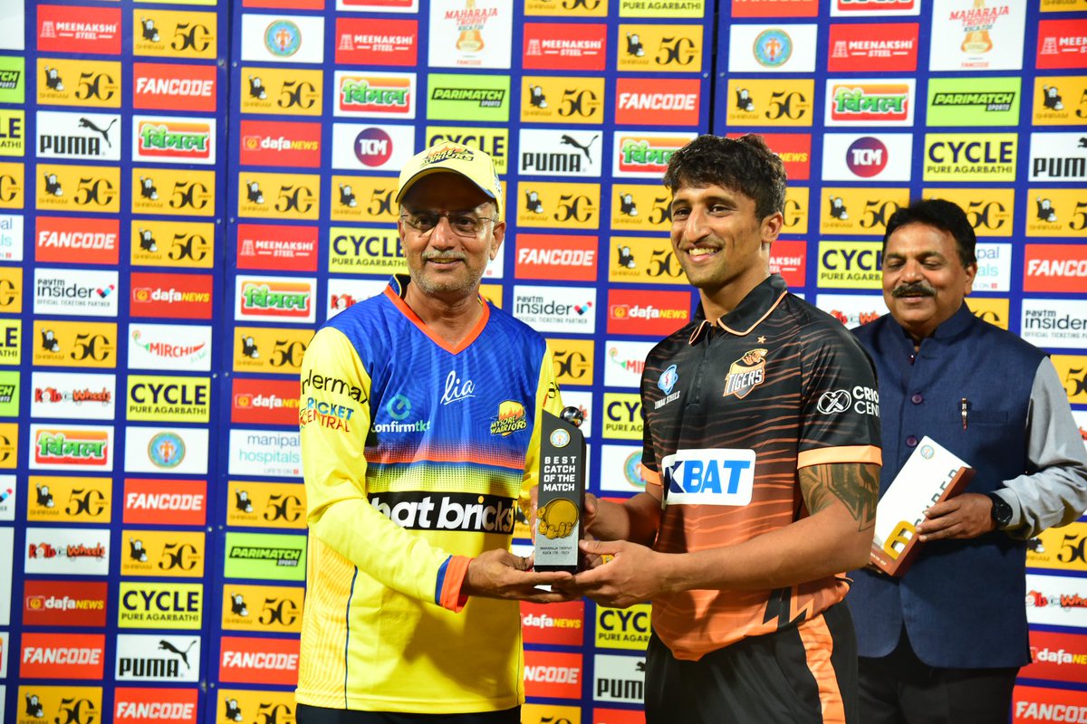 maharaja_t20's tweet photo. Match 02 | Hubli Tigers vs Mysore Warriors

Catch of the Match is awarded to Luvnith Sisodia. 

#HTvMW #IlliGeddavareRaja #MaharajaTrophy #KSCA #Karnataka https://t.co/rfGfhZWYSr