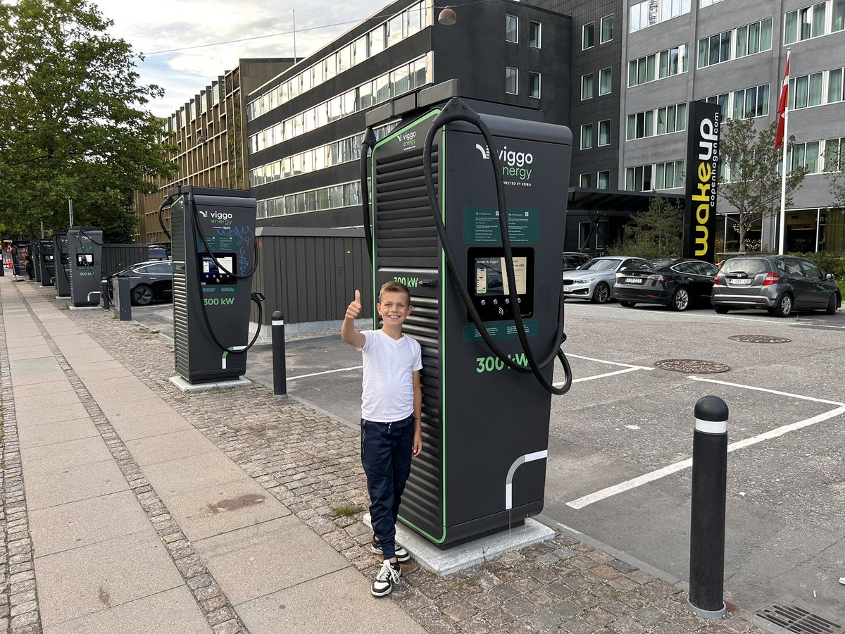 Hotel WakeUp in Kopenhagen heeft het goed voorelkaar met 7!! dubbele snelladers  voor de deur. Dit noem ik nog eens #Hospitality #EV