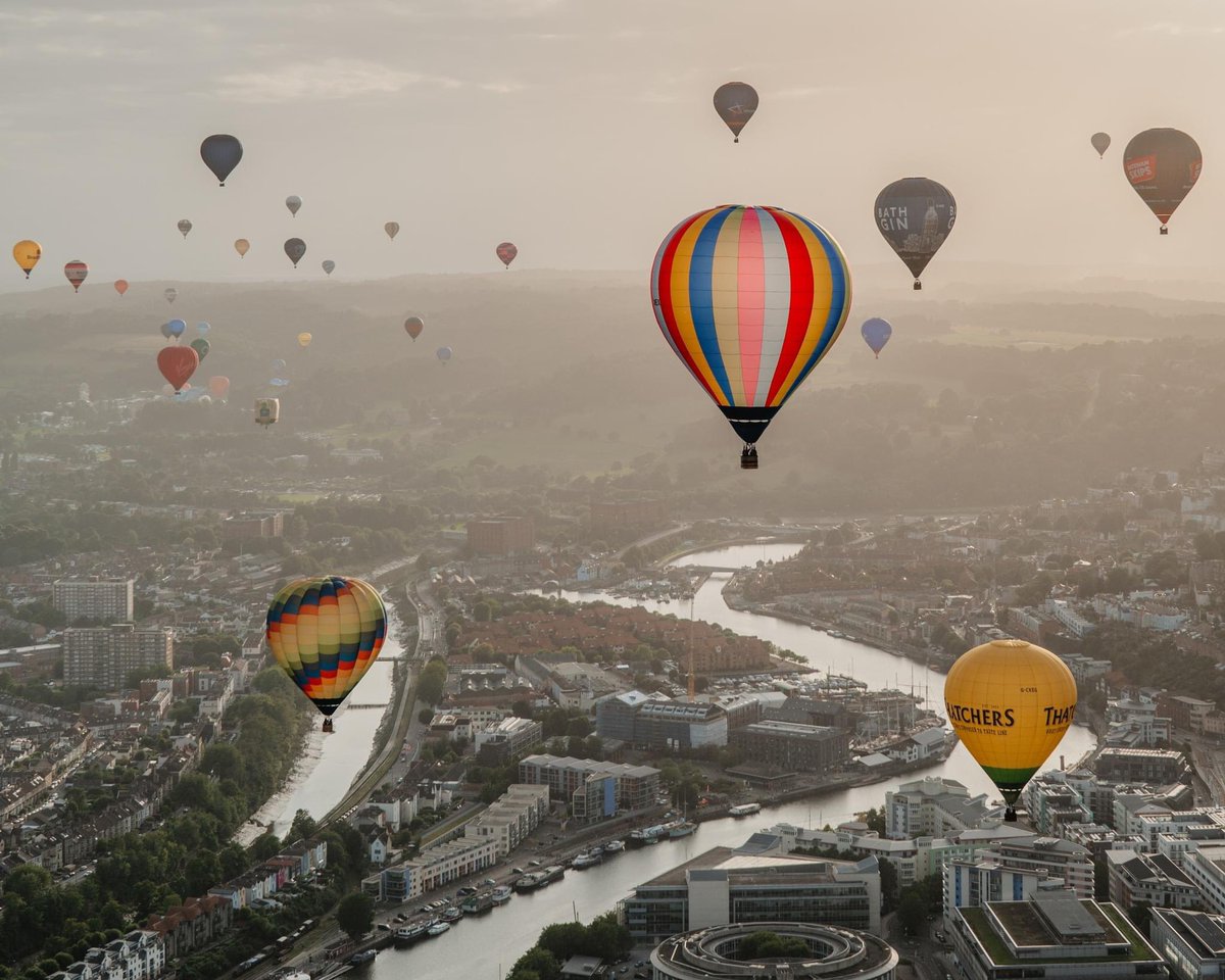 Nothing beats the site of balloons over Bristol. 

#BristolBalloonFiesta #International