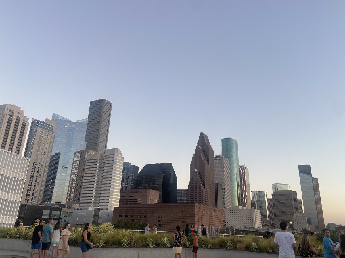 k_karlaaaa's tweet photo. Something about city skylines that I will always obsess over…… https://t.co/KtL1hum3AX