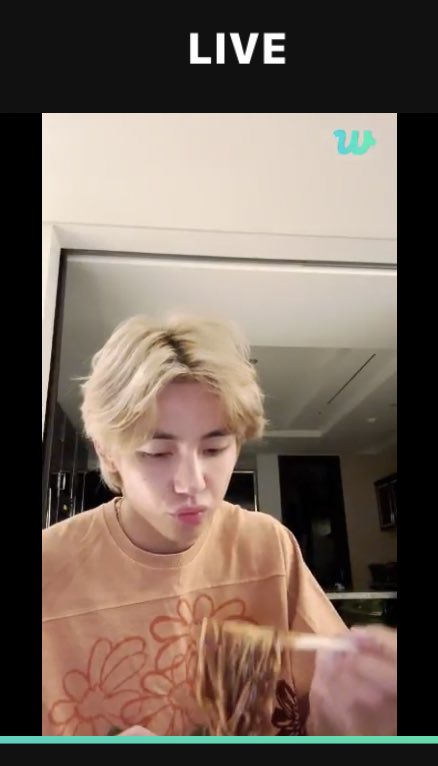 MDelaCalzada's tweet photo. @BTSARMYKitchen Tae ate well with us 😋 #V_Live #WhatBTSate https://t.co/SNYTN4nkWj