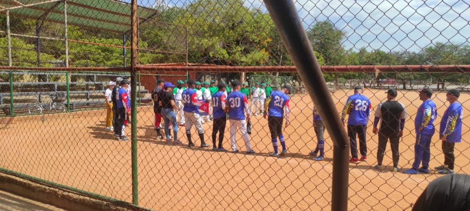 AccrevenO's tweet photo. ACCREVEN Zulia, @movsolid_vencub , @CubaCooperaVen realizaron partido de softbol en homenaje al 97 cumpleaños de Fidel #FidelPorSiempre #AccrevenConFidel
@AccrevenC @AccrevenZ @AccrevenAnz
@AccrevenT @ACCREVENARAGUA1
@AccrevenVal @embacubaven
@ConsulCuba_Ccs @GlcInformacion https://t.co/t5kEGDpuHD