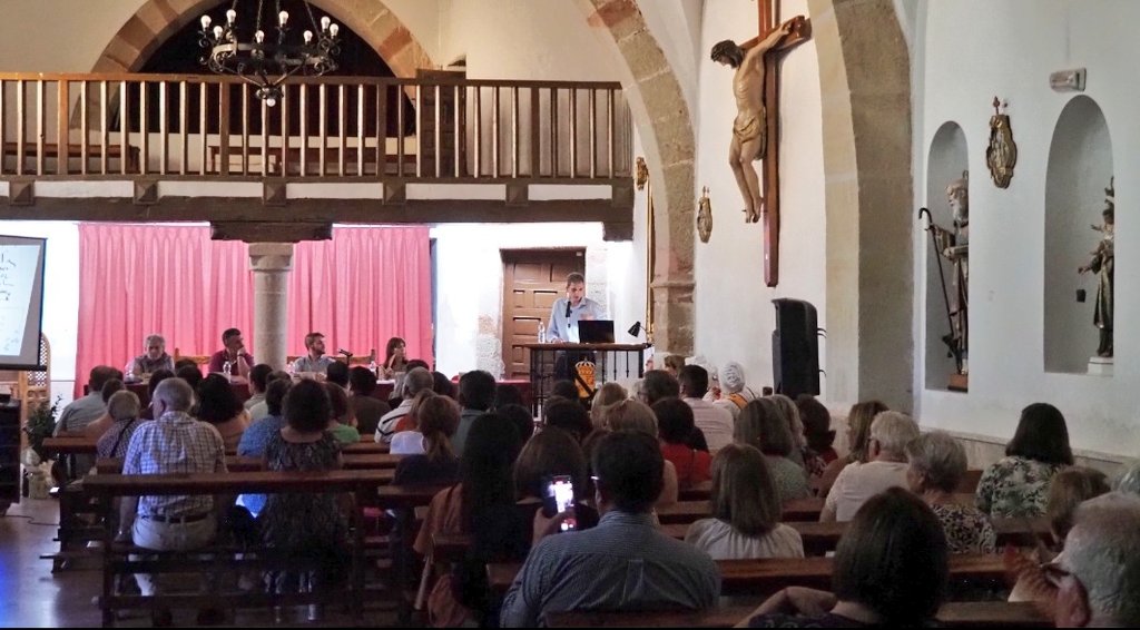 JuanVCarboneras's tweet photo. Ayer tuve el privilegio de exponer la historia de la cofradía de la Virgen del Rosario de Albaladejo. El 11/11/2021 encontramos en el AHN un libro de cuentas que ha cambiado la historia del pueblo.
Un honor compartir mesa con Pilar Molina, Ramón Sánchez y Miguel Vozmediano. https://t.co/HoGCX2wB2U