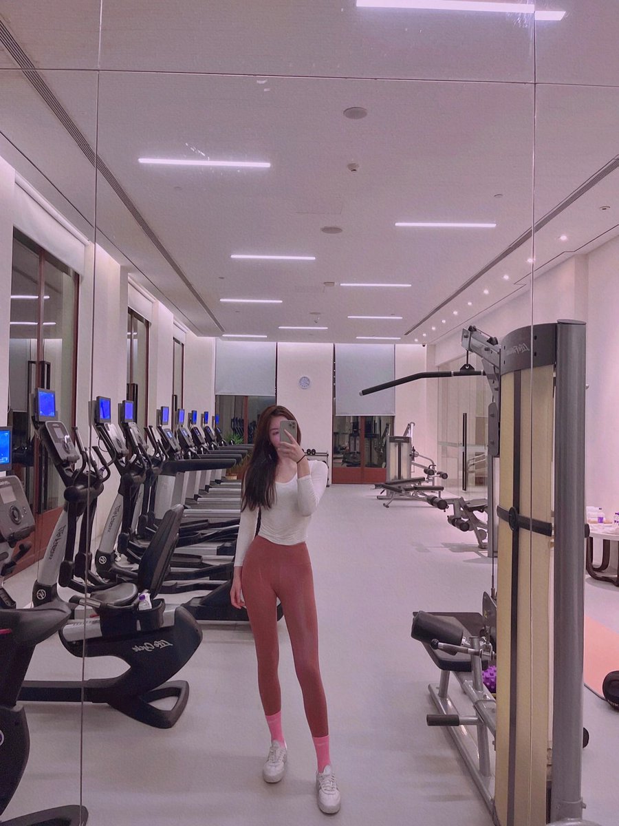 LittleFia11's tweet photo. 🇺🇸🇺🇸🇺🇸🇺🇸😂🤗😘😘😋👏👏👍🌟 Every time she steps on the accelerator, she feels the thrill of flying free, and the moment she meets the wind, she is the most confident and fearless girl. #turbo #supercars #porsche #like #ferrari #toyota https://t.co/M5ke6bCKrs