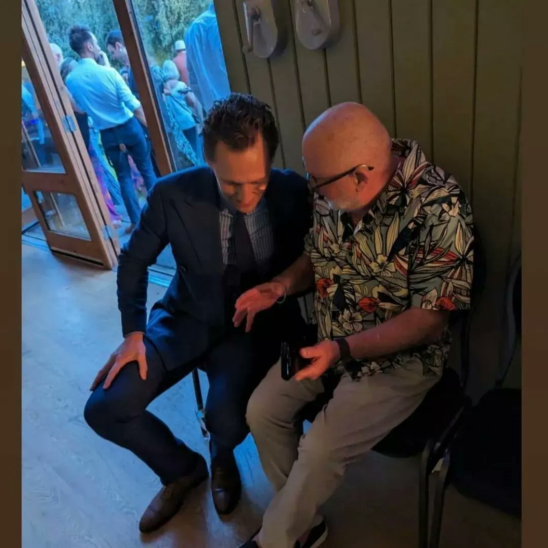 maryensenada's tweet photo. #New 

Tom en la boda de su amigo, ayer sábado 12 en Norfolk, UK.

#TomHiddleston #Friend #Wedding #Norfolk #UnitedKingdom #Saturday #TomHiddles #Hiddlesfan #HiddlesArgentina🇦🇷 https://t.co/iprSuWdGQI