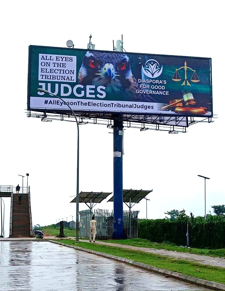 ayemojubar's tweet photo. Abuja people get coconut head abeg 😂. Una no give this man 25% in FCT, una still dey press him neck with giant banners.

Your message is loud, clear and well delivered to the Judiciary.

#AllEyesOnTheJudiciary https://t.co/osSAKsRHZ0