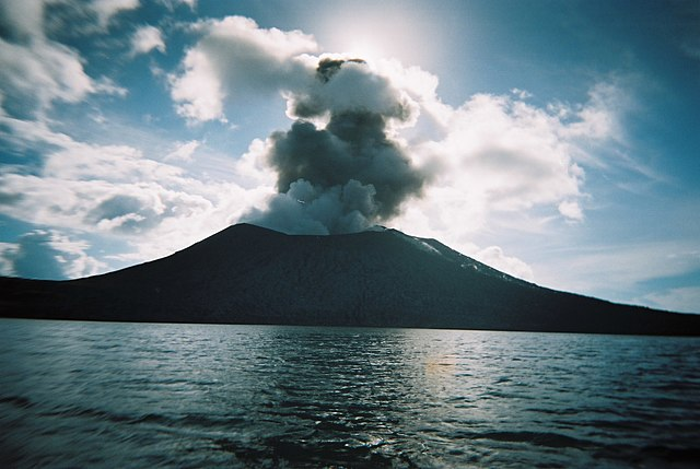 sciencenoteblog's tweet image. 🌋 New research from #Cornell reveals a game-changer in volcanology: CO₂ from deep within the Earth, not water, might be driving certain volcanic eruptions.  digitalnewsreport.com/2023/08/the-de… 🔍 #VolcanoScience #EarthDynamics