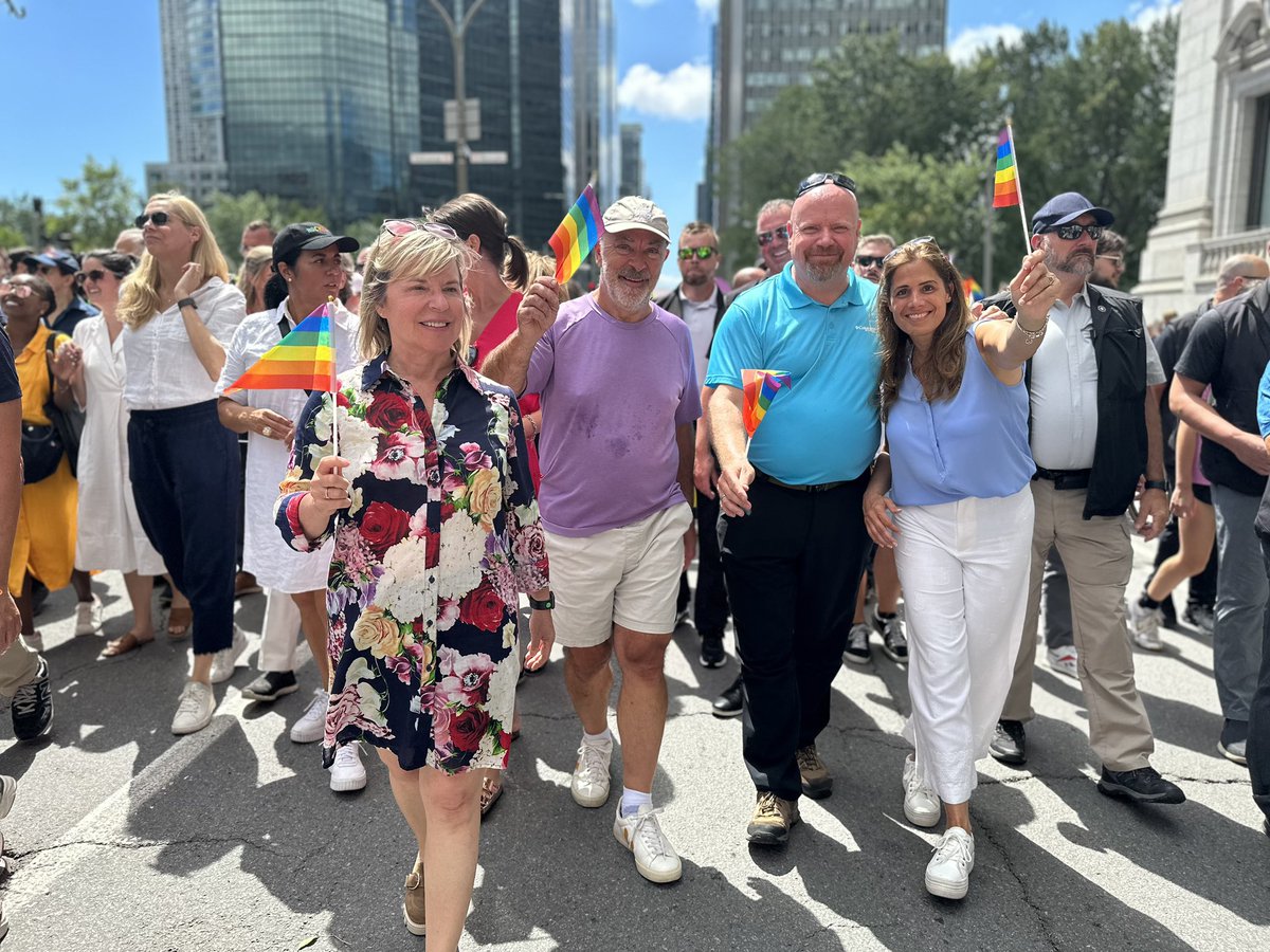 Superbe après-midi avec mes collègues au Défilé de @FierteMTLPride. On peut être fier que le Québec soit un endroit ouvert et accueillant. Nous allons poursuivre le travail avec les communautés LGBTQ+ pour que tous puissent continuer d’être qui ils sont. Bonne fierté!