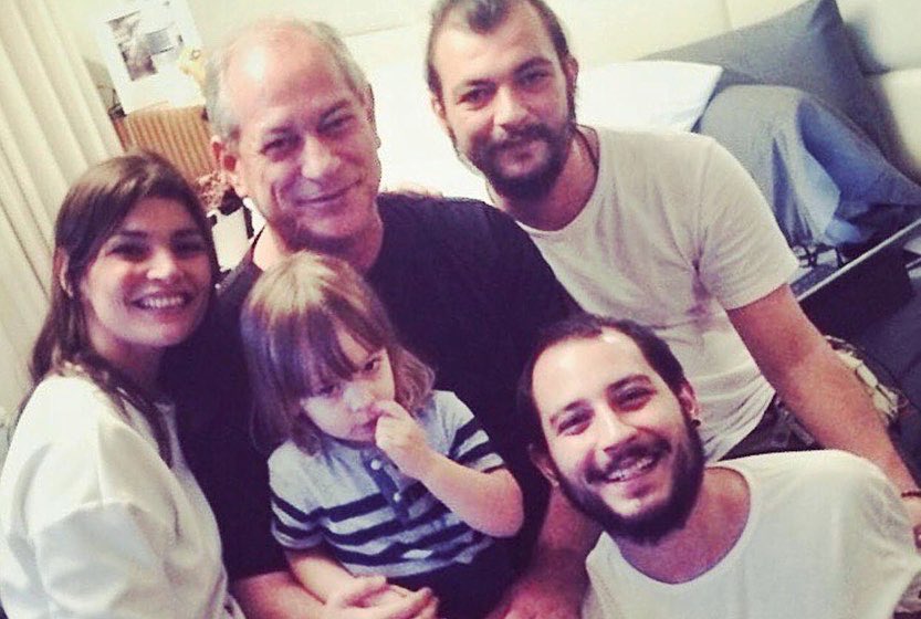 cirogomes's tweet photo. Meu pai é o meu exemplo. Meus filhos são a minha base. Meus grandes amores. Feliz Dia dos Pais! https://t.co/BYW0FjNWxy