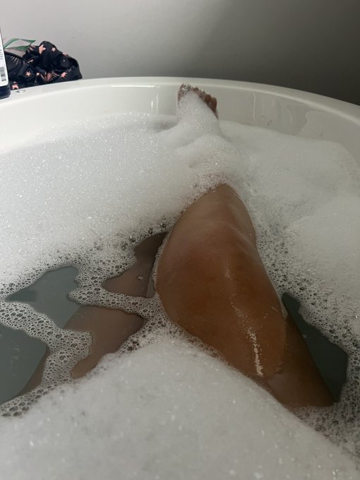 Just editing session videos in a bubble bath 😌 love that for me! https://t.co/PLqQSSpRAg