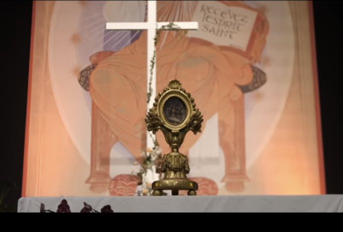 ldeboissieu's tweet photo. Belle et motivante session à @sanctuaireparay: Laudato Si’ mis en musique par toute l’Église, prêtres de la @CteEmmanuel, o.f.m. (frère Éric Bidot, venu avec une relique de St François d’Assise), s.j. (Olric de Gélis, Xavier de Bénazé) et al. 🙏🔥🌱#louanges #formation #espérance https://t.co/GQcVZEIzXf