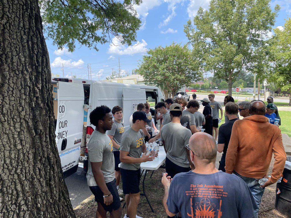 BSCFootball's tweet photo. Southern Service Day: Panther players giving out food, clothing and supplies in our community for Food for Our Journey (https://t.co/KbYowLbScv) #YeahPanthers | #Excellence | #Strik2the4nvil | #GiveBack https://t.co/17F0rWVBIc