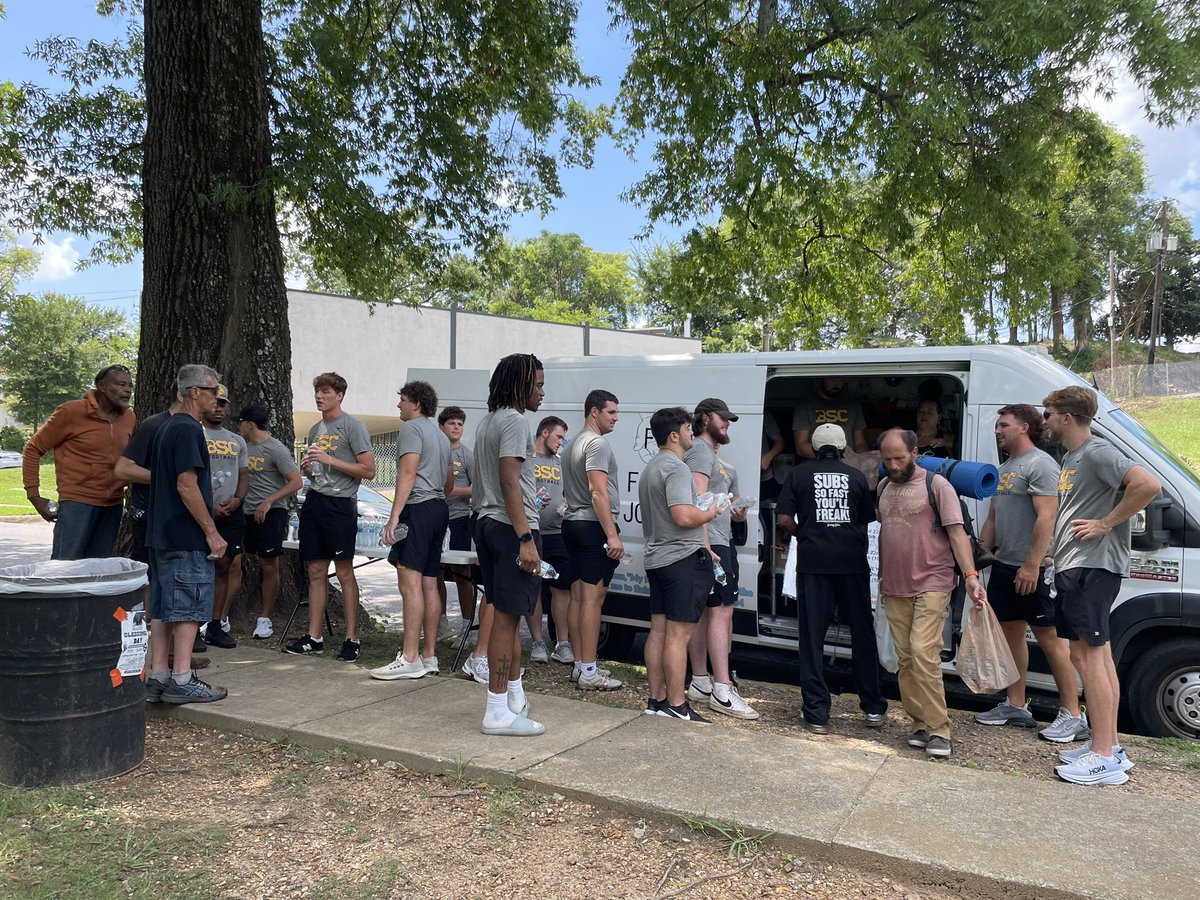 BSCFootball's tweet photo. Southern Service Day: Panther players giving out food, clothing and supplies in our community for Food for Our Journey (https://t.co/KbYowLbScv) #YeahPanthers | #Excellence | #Strik2the4nvil | #GiveBack https://t.co/17F0rWVBIc