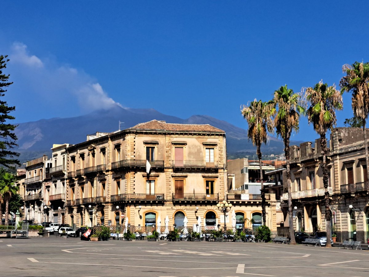 Become_Italian's tweet photo. Mt. #Etna blowing off steam from the Piazza Duomo in #Giarre #Sicily. #ladolcevita #BecomingSicilian https://t.co/QPdxxtTw8I