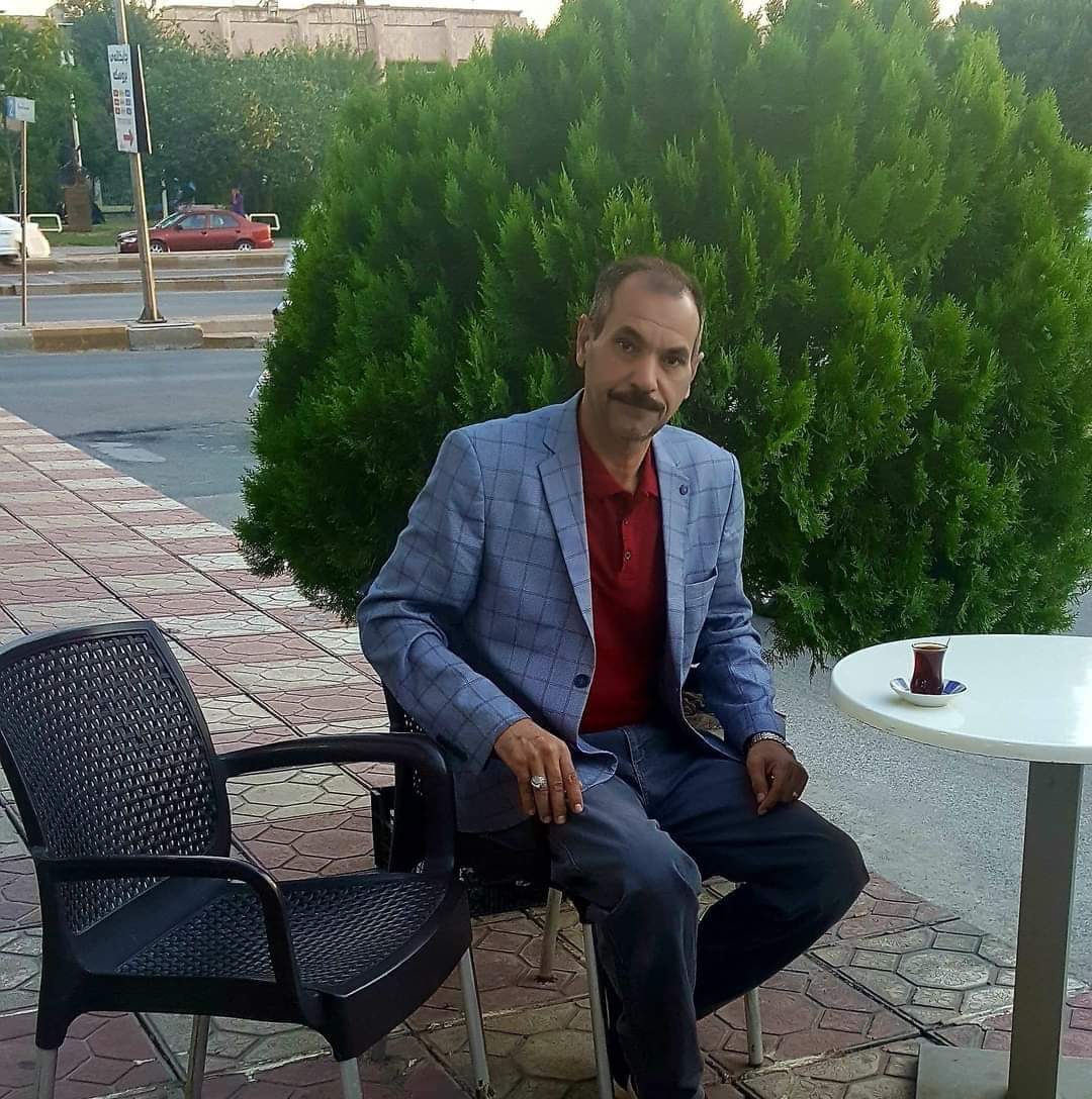 قمر الباب الشرقي

عبدالحسين بريسم
ثمة وجوه
ليس لها علاقة باصحابها
والا قنعة لا تنفع
فهذا الخصام الاسمنتي
كيف اصلحه 
بين جدارية 
فائق حسن
ونصب
جواد سليم
واحدهم
يدير ظهره
للاخر

من القمريات 

بائع المطر دار الشوؤن الثقافية بغداد 2008