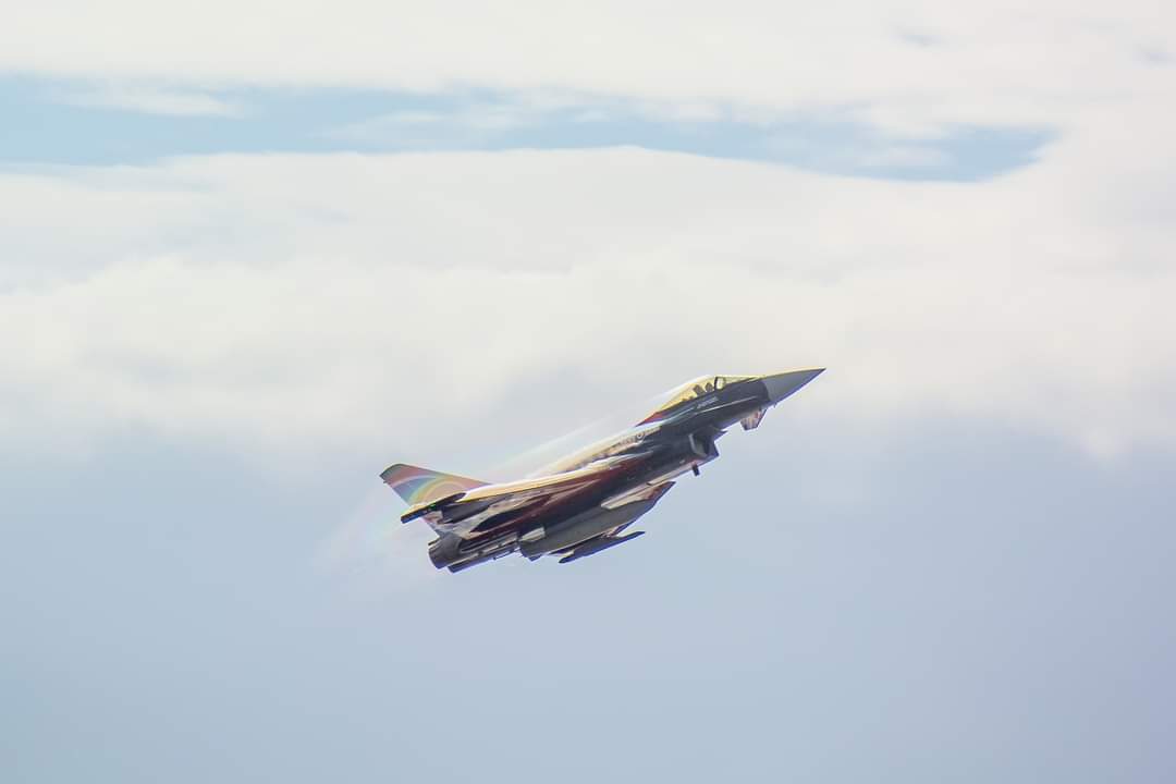 diamondeyes33's tweet photo. And another few shots from yesterday!
Wow @RAFTyphoonTeam
#BlackpoolAirShow23 #Typhoon @TyphoonDisplay #bringonthenoise https://t.co/dwbB5CgO4w