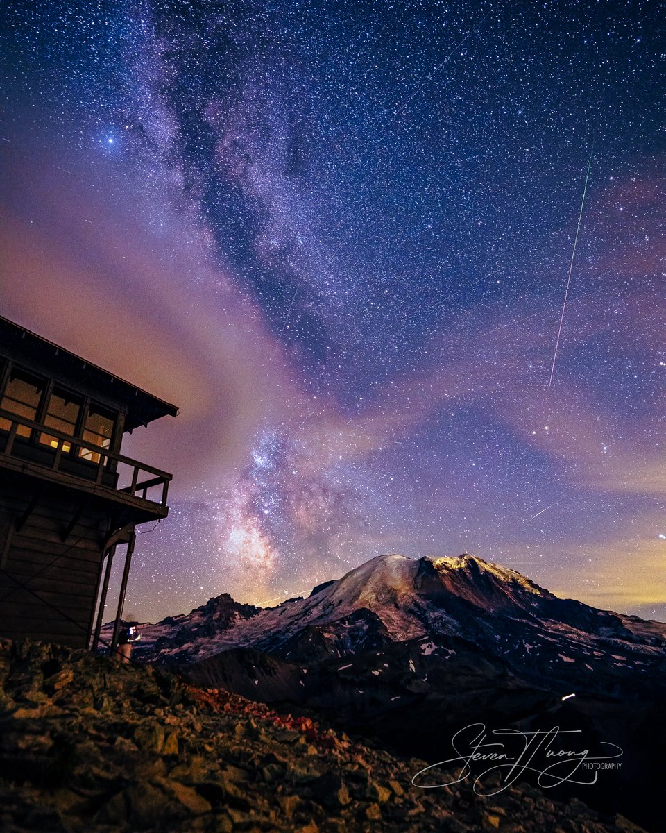 steven_t_luong's tweet photo. ✨Meteor and the Milky Way over Mt Rainier
- I finally have a Meteor picture with Mount Rainier 😍 https://t.co/HvNHTlpquN