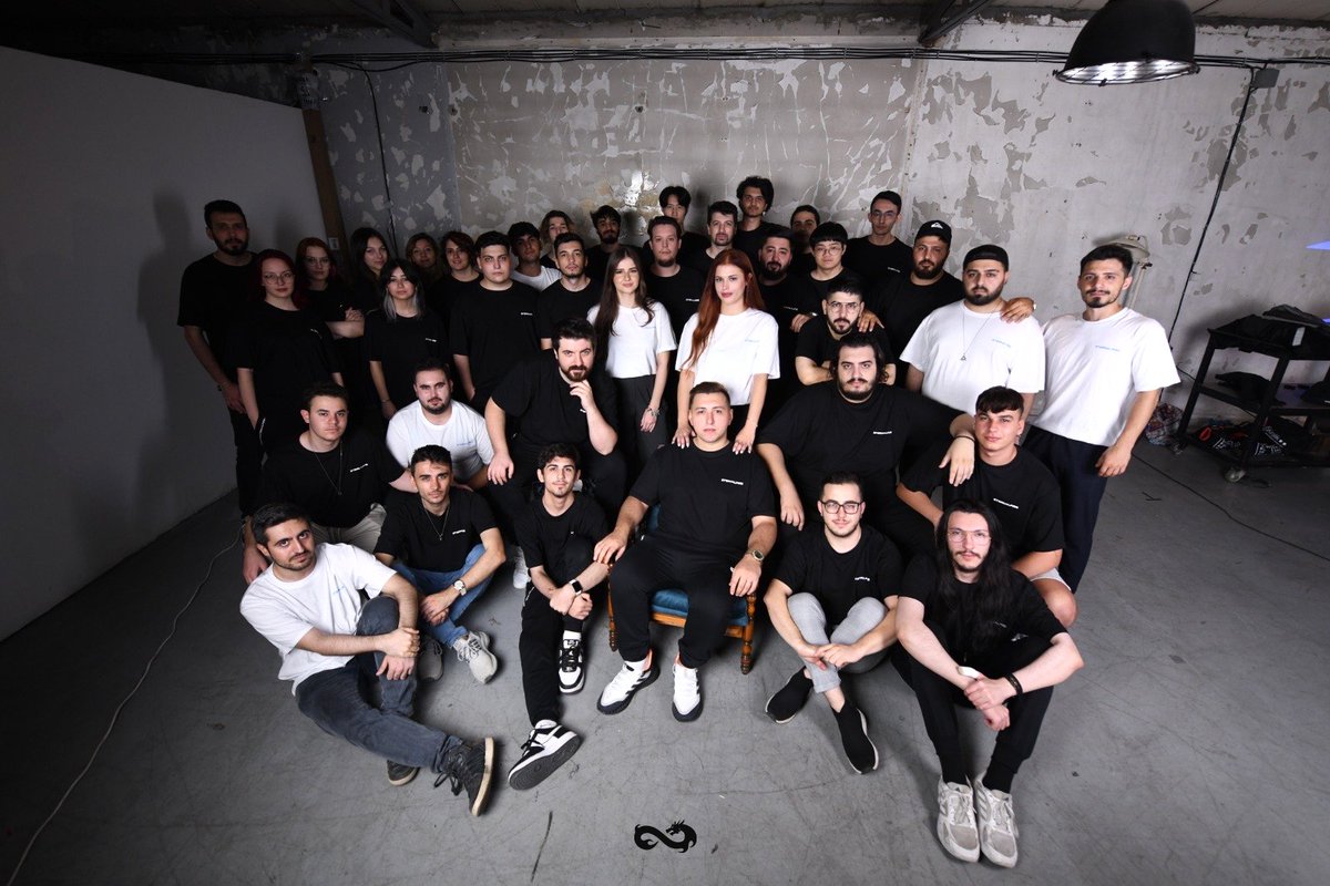 Sevgili Eternal Fire Ailesi,

Birlikte geçirdiğimiz bu iki yıl, tutkunuzun ve azminizin ne kadar büyük olduğunu gösterdi. Eternal Fire olarak, bu özel günümüzde geçmişe gülümseyerek ve geleceğe umutla bakıyoruz. İki yıl boyunca birlikte yaşadığımız anılar, kazanılan zaferler ve