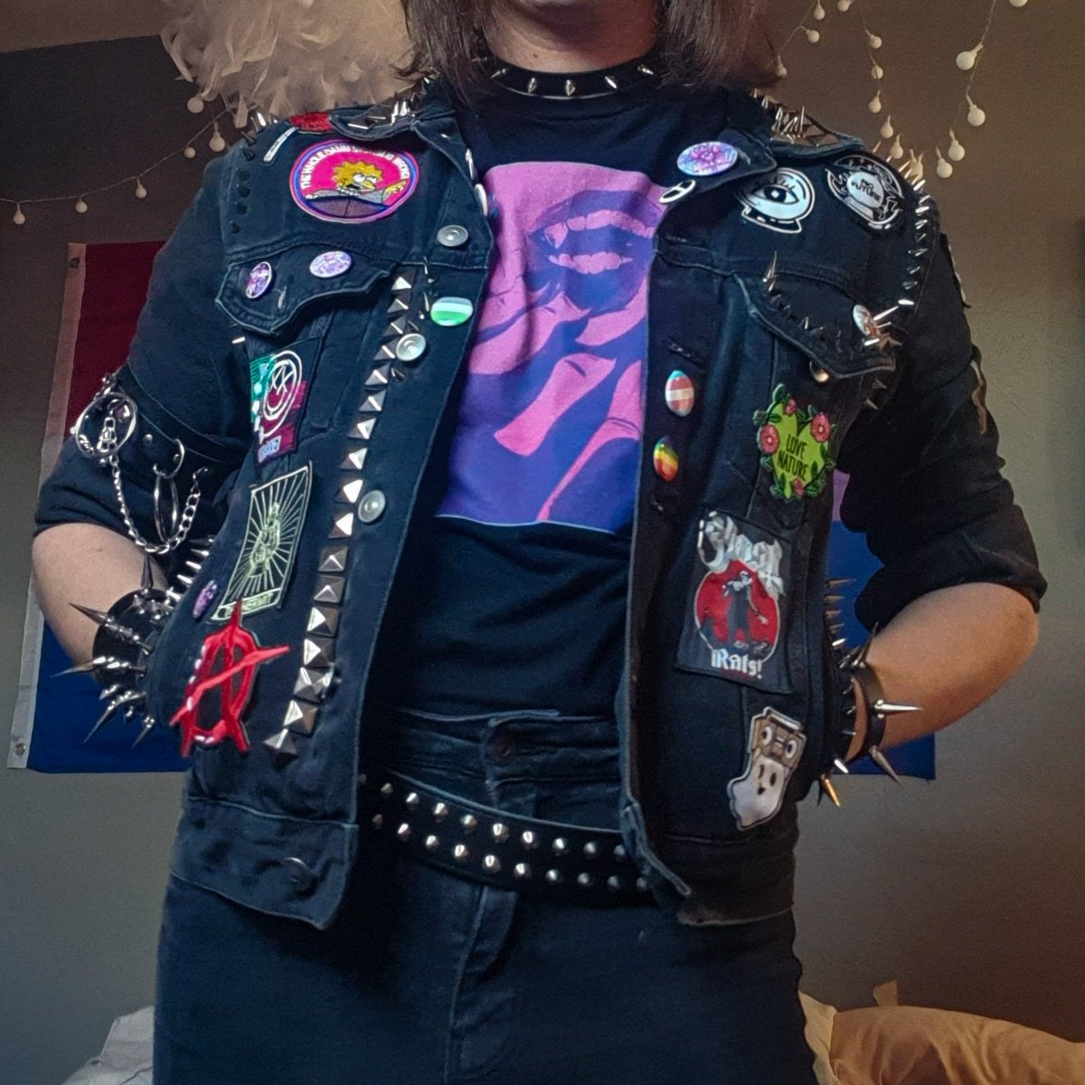 RandomFaiye's tweet photo. I know this isn't art related, but I'm just really happy with how my second try at a punk jacket came out. Also, yes, I embroidered my converse.

#punk #fashion #whatisahastaganyway #whyamIhastaggingthis https://t.co/YWMuIUgIHu