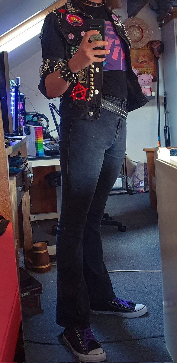 RandomFaiye's tweet photo. I know this isn't art related, but I'm just really happy with how my second try at a punk jacket came out. Also, yes, I embroidered my converse.

#punk #fashion #whatisahastaganyway #whyamIhastaggingthis https://t.co/YWMuIUgIHu