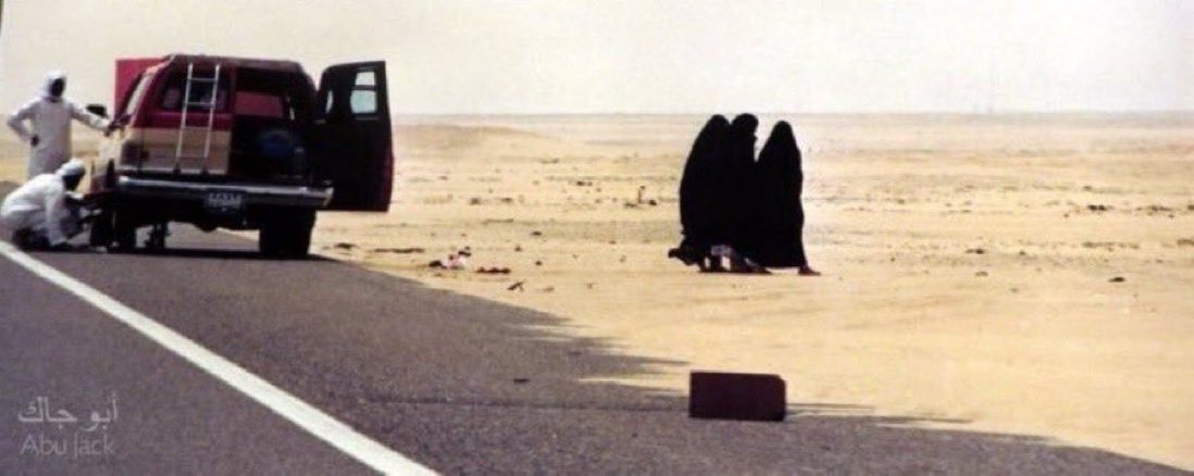 قد تكون من أجمل الذكريات التي قد نتذكرها جميعاً كأطفال ، هي عند التوقف أثناء السفر لإصلاح عطل خفيف ..
بقدر ما كان هذا متعب للأب إلا أنه ممتع للأطفال ..( وجهة نظر )