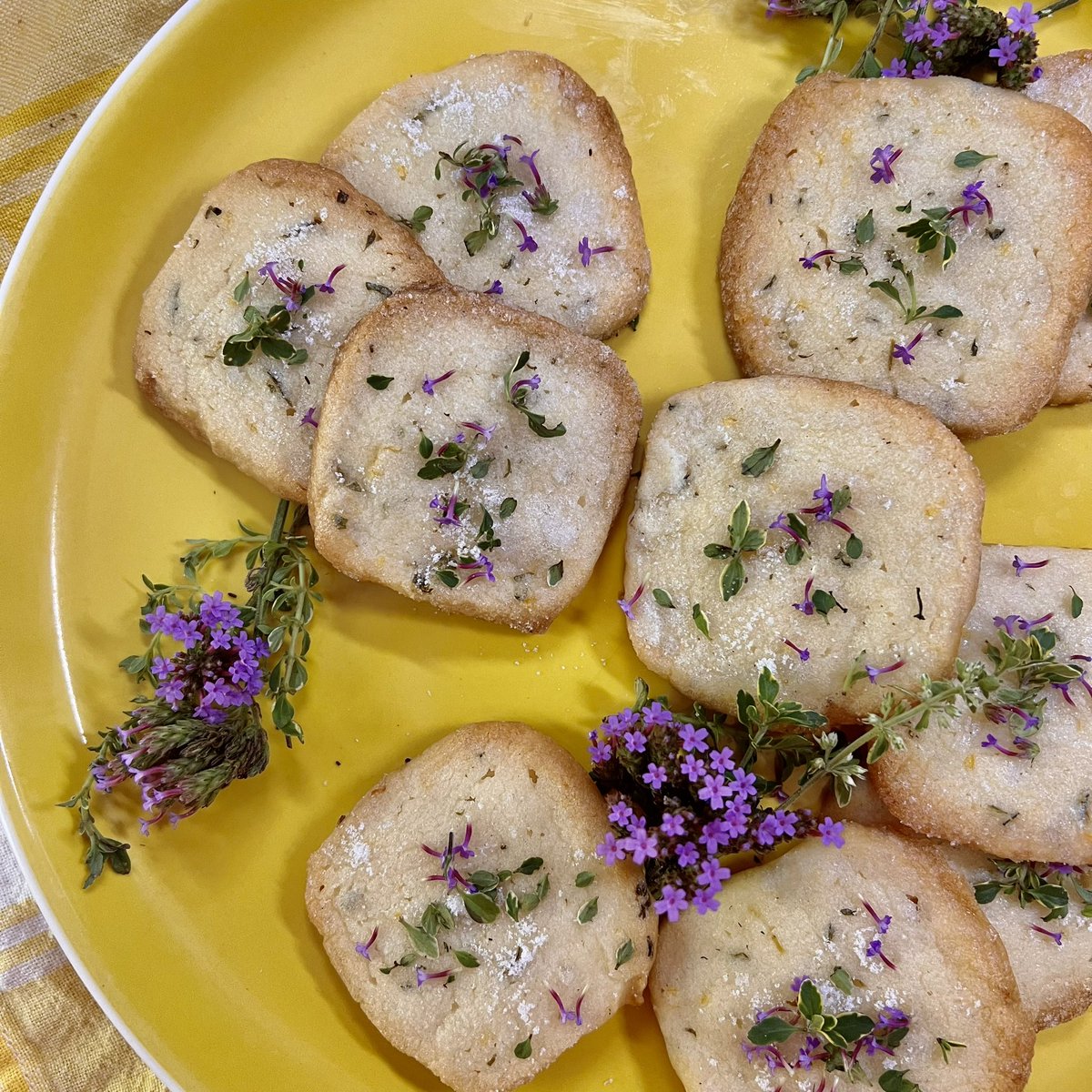 dianecarnevale's tweet image. Sunday sweets. 🍋 #LemonThyme and verbena blossom #ShortbreadCookies

#LemonShortbreadCookies #LemonThymeShortbreadCookies #Lemon #lemony #LemonLove #LemonLover 🍋 #edibleflowers
