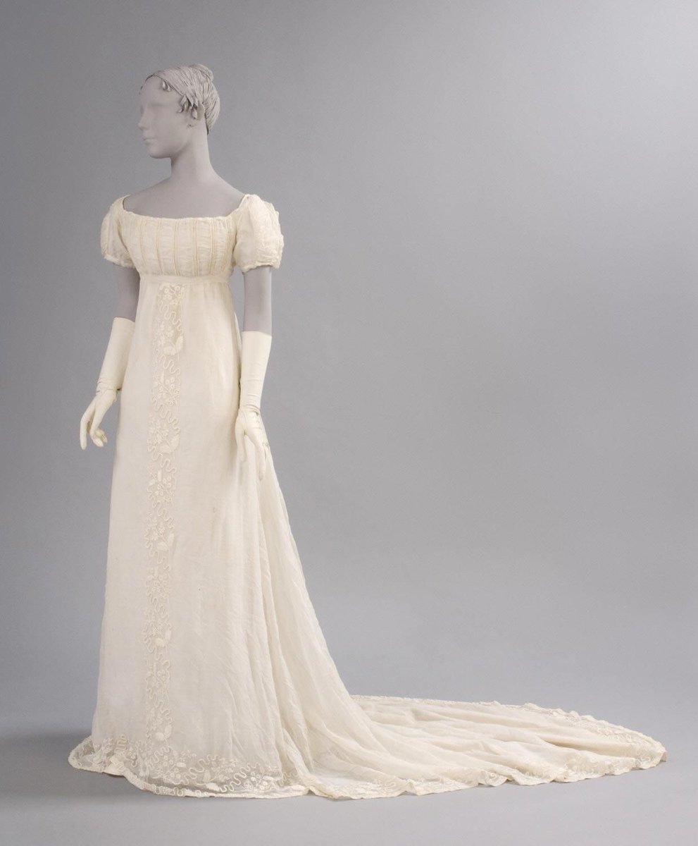 wikivictorian's tweet photo. Evening dress, 1800. Philadelphia Museum of Art. https://t.co/KNoiub7pdb