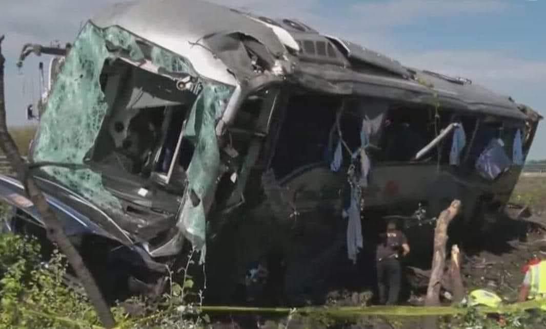 Antena125mx's tweet photo. 🚨🚛 🚗 #UltimaHora #Accidente 

Ocho muertos y más de 20 heridos fue el saldo que dejó un accidente registrado esta mañana en la autopista #México-#Querétaro, a la altura del km 84 municipio de #Jilotepec. https://t.co/UOSdM9Yo0d