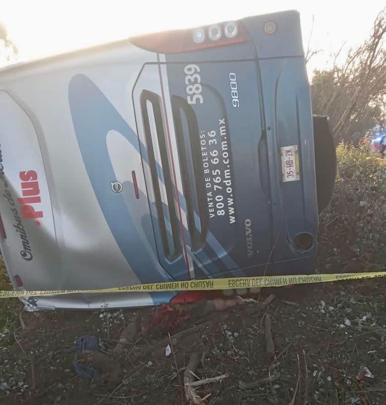 Antena125mx's tweet photo. 🚨🚛 🚗 #UltimaHora #Accidente 

Ocho muertos y más de 20 heridos fue el saldo que dejó un accidente registrado esta mañana en la autopista #México-#Querétaro, a la altura del km 84 municipio de #Jilotepec. https://t.co/UOSdM9Yo0d