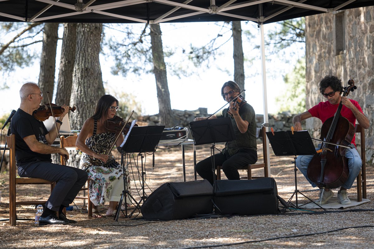 timeinjazz's tweet photo. Torniamo al giorno prima.
A #Berchidda che ha accolto #SadeMangiaracina e #EivindAarset.
A #Bortigiadas che ha stretto il #QuartettoAlborada e #DjCris.
A #Budduso con #DinoRubinoTrio.
๐จ๐ป๐ฎ ๐พ๐๐ถ๐ป๐๐ฎ ๐ด๐ถ๐ผ๐ฟ๐ป๐ฎ๐๐ฎ scivolata tra gli scatti di Rotili, Soriani e Pagano. https://t.co/SNDKGisJVj