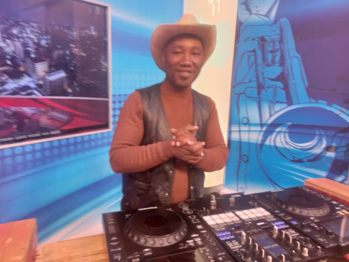 📺🚗 Get ready to buckle up for the #TV47CountryRide Show, just a few minutes away! 🌄🎶 What's your musical request for tonight's journey?