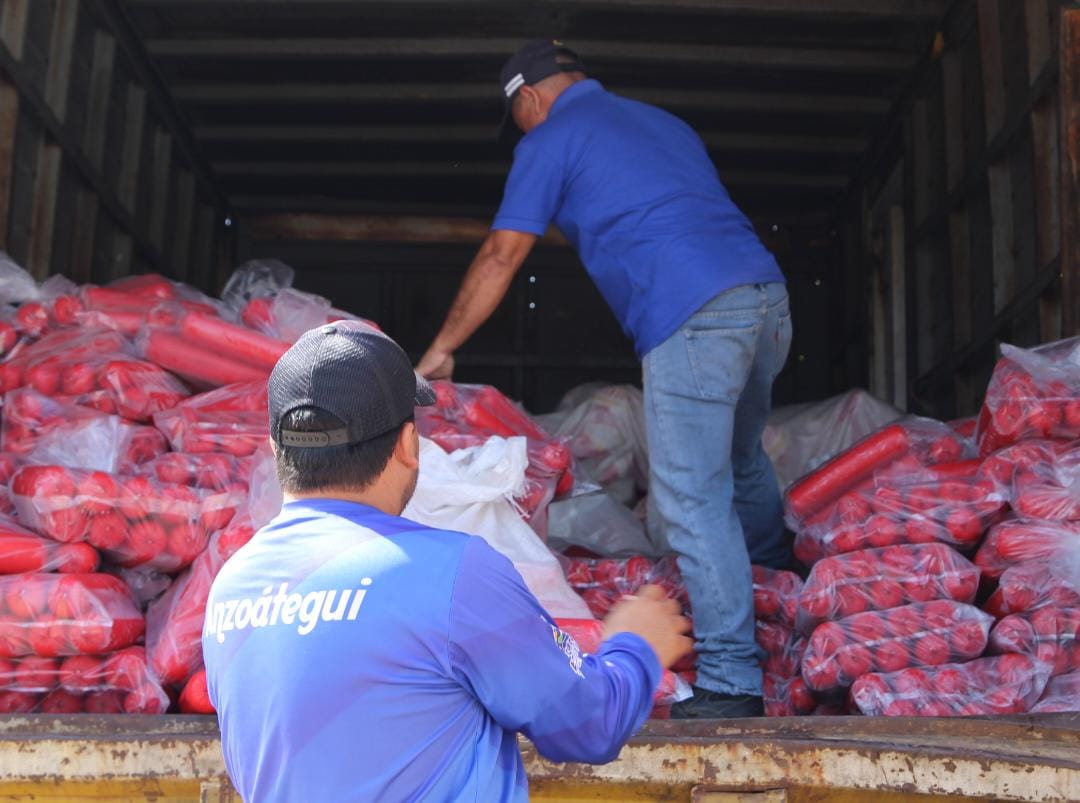En trabajo conjunto <a href="/MercalOficial/">Mercal Oficial</a> #Anzoátegui y el #PoderPopular distribuimos proteína animal a familias pertenecientes a la BMS "Enio Cedeño"
#VamosARecrearnos #CLAP 
<a href="/LealTelleria/">M/G Carlos Leal Tellería</a> <a href="/luismarcanos/">Luis Marcano</a> <a href="/anzoateguigob/">Gobierno Bolivariano de Anzoátegui</a>