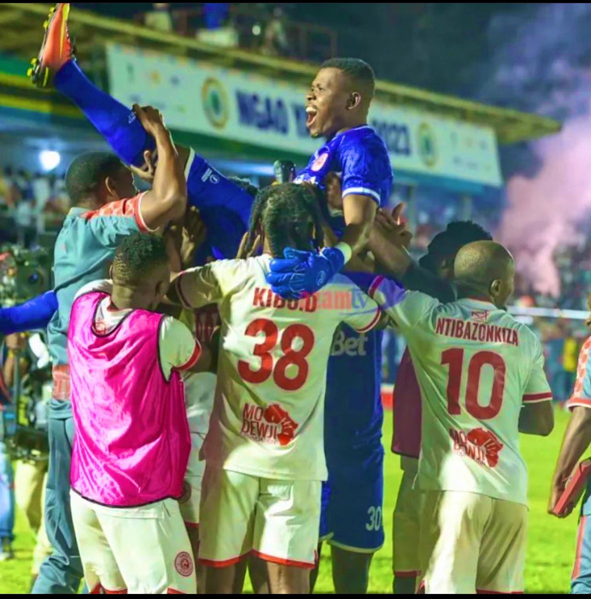Hunterjay12345's tweet photo. Nimepokea pongezi nyingi sana kutoka kwa mashabiki zangu na Team yangu, Asanteni sana  👏. https://t.co/J0cw4mK8Kr