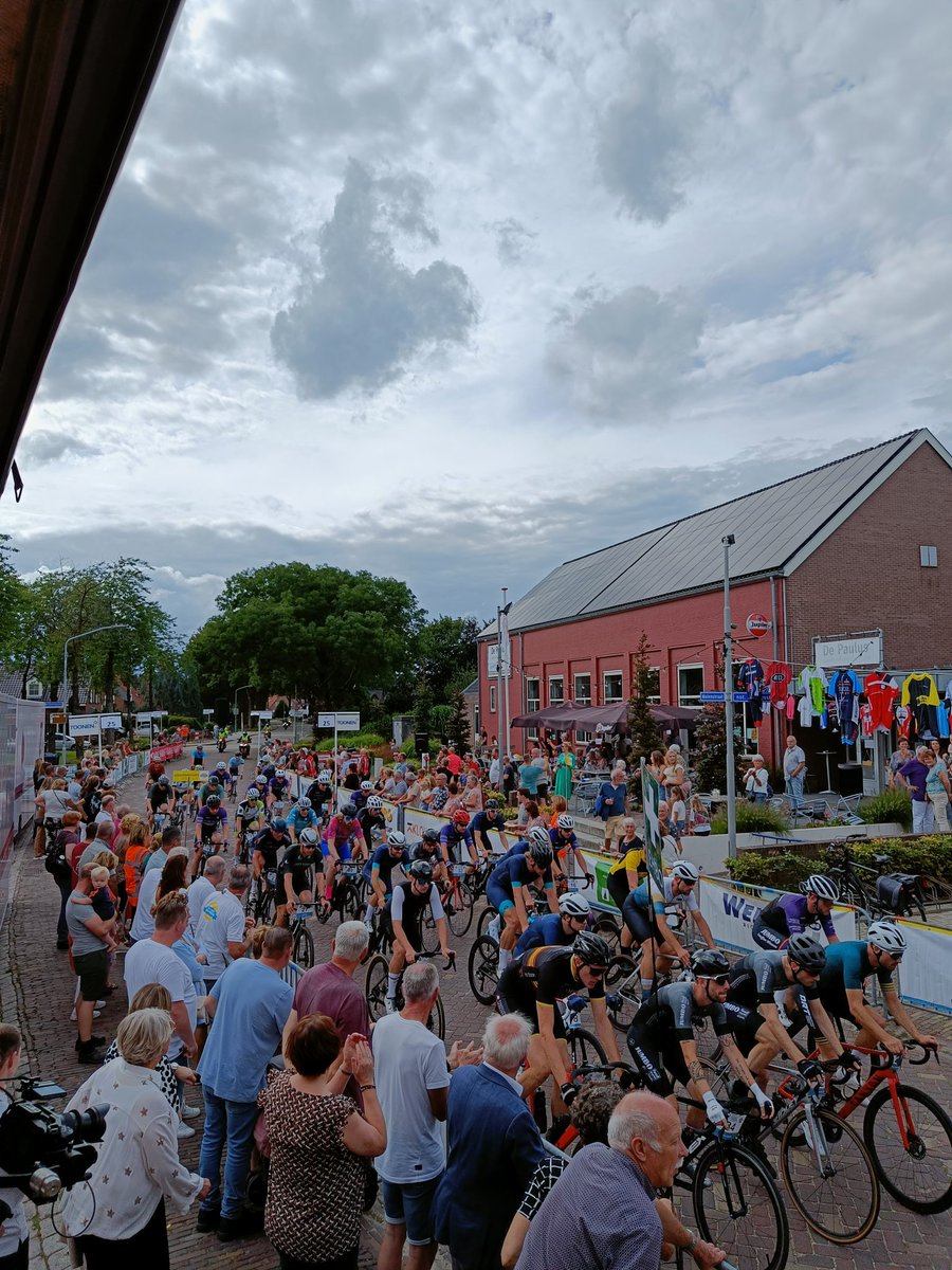 Vandaag was de 5de editie van de Winssense Kermiskoers. Het was een groot succes met veel wielrenners, toeschouwers en mooi weer. Complimenten aan de organisatie, de circa 50 vrijwilligers💪💪, De Paulus Winssen en De Arend.