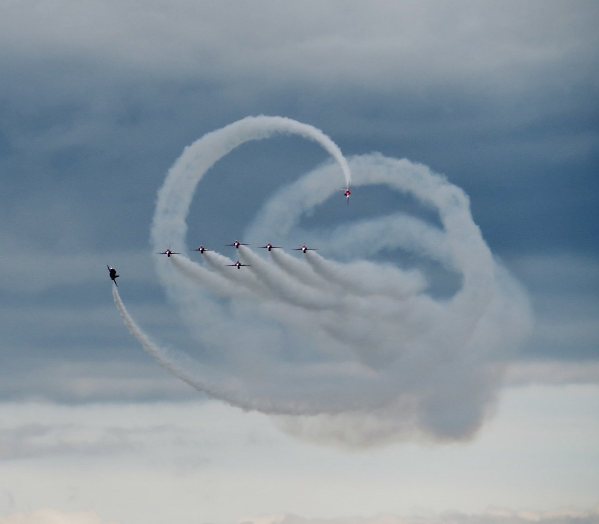 sarahtilley1410's tweet photo. As a Lincolnshire lass seeing these always me smile ❤️ what a fabulous display this afternoon by the Red Arrows ❤️#redarrows #redarrowsdisplayteam #redarrowstour #whitbyregatta #whitby #northyorkshirecoast #photosofengland #visitengland #northyorkshire #lincolnshire https://t.co/dowTEtYMeJ